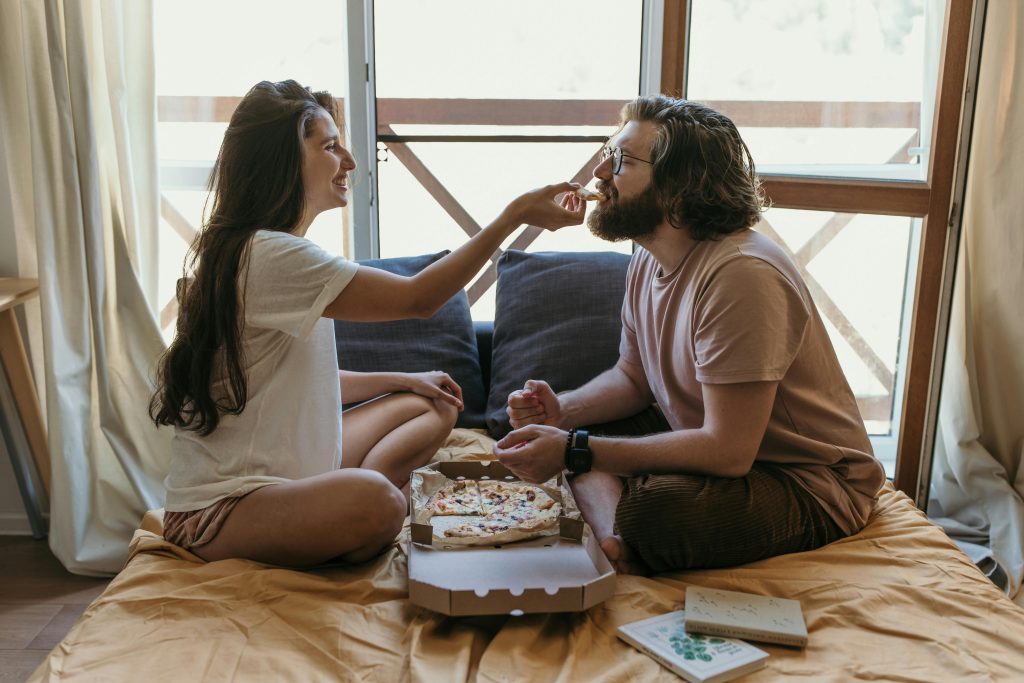 Les meilleurs jeux érotiques pour casser la routine en couple  Le guide (vraiment) décomplexé qui va pimenter vos nuits !