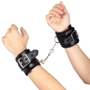 <strong>Menottes bondage confort en cuir synthétique</strong> pour jeux sensuels