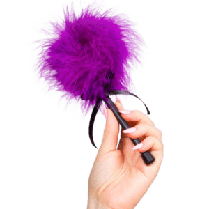 Plumeau sensuel en marabout violet pour jeux érotiques raffinés