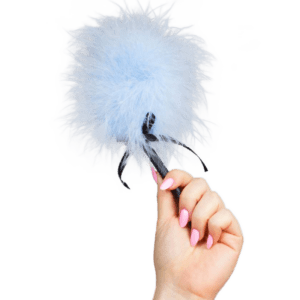 Plumeau de marabout bleu pour jeux sensuels et caresses coquines