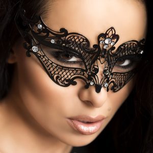 Masque en laiton noir avec cristaux – mystère et séduction
