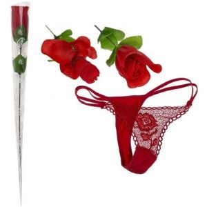 Rosa romantique qui se transforme en tanga sexy