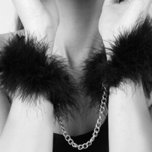 Menottes en plumes : l’élégance du bondage léger